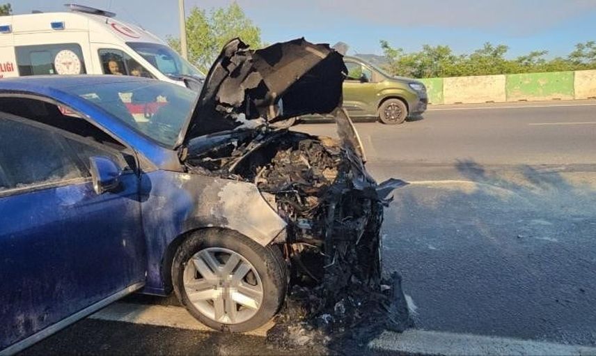 Yangın büyümeden zeytinliğe sıçraması önlenen araç söndürüldü