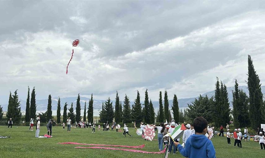 Burdur’da uçurtmalar gökyüzüne: Gazzeli çocuklara dayanışma mesajı