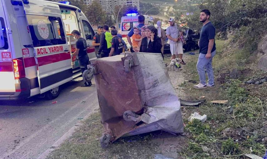 Samsun'da konteynere çarpan otomobilde iki kişi yaralandı