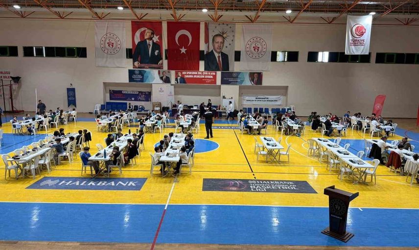 Burhaniye'de hamleler kıyasıya: Amatör Spor Haftası'nda 11 ilden 114 satranççı yarıştı