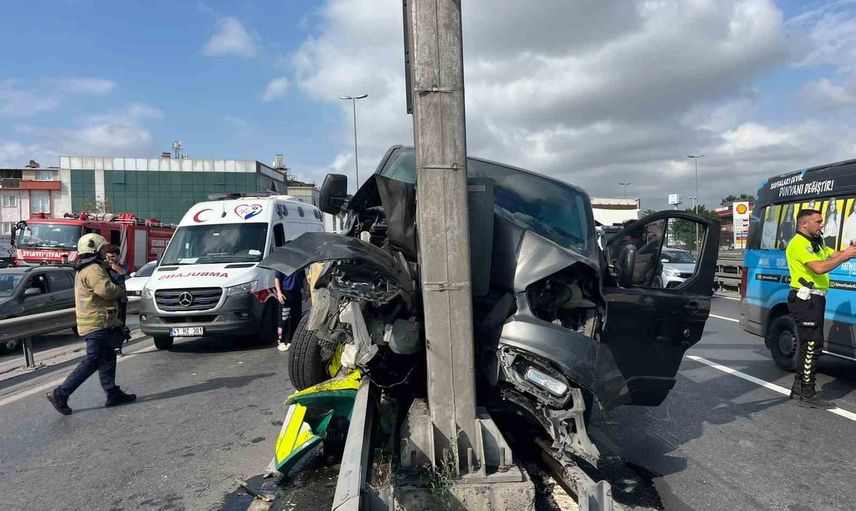 Küçükçekmece'de yaz kursuna giden araç bariyerin üzerine çıktı: 12 çocuk yaralandı