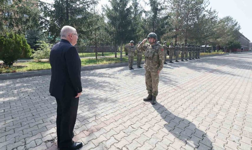Bakan Güler Kars ziyaretinde 14'üncü Mekanize Piyade Tugay Komutanlığında denetim yaptı