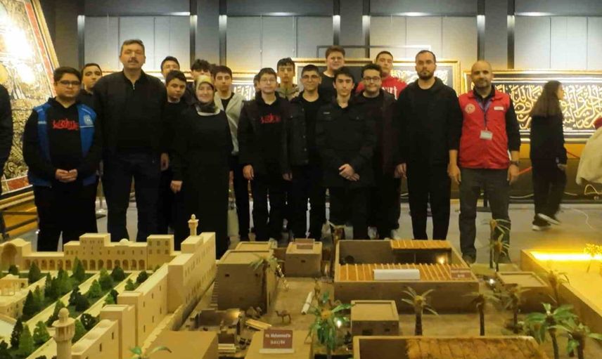 Yunus Emre merkezinden gençler mukaddes emanetleri yerinde inceledi