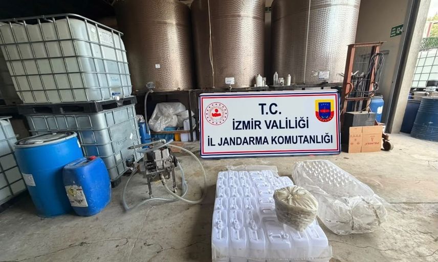 Bornova'da kaçak etil alkol deposu ortaya çıkarıldı: 21 bin 20 litre ele geçirildi