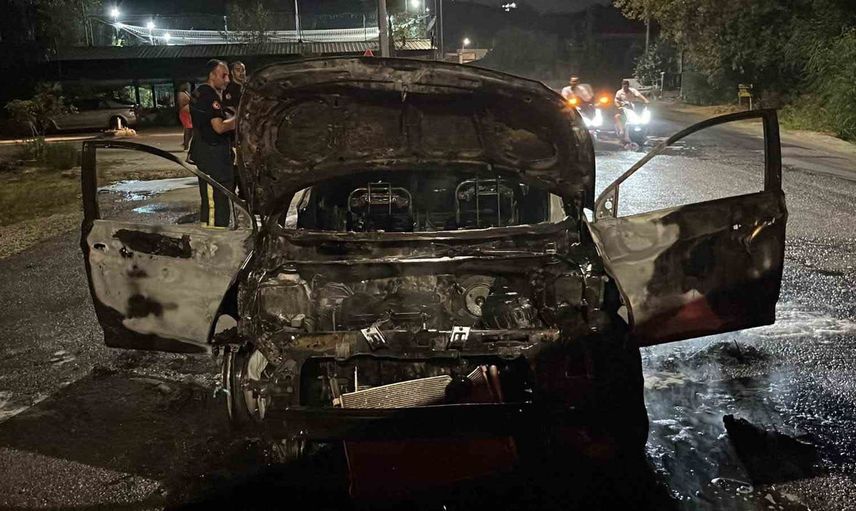 Alanya'da seyir halindeki otomobil motorundan alev alıp tamamen kullanılamaz hale geldi