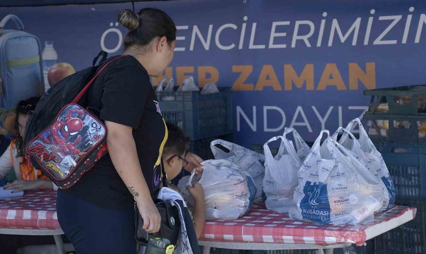 Kuşadası'nda okullara düzenli beslenme paketi: 1.400 çocuğa haftalık destek