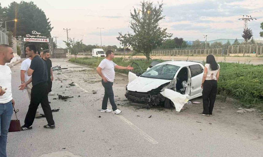 Çubuk'ta takla atan otomobil tahliye yoluna savruldu: 2 kişi yaralandı
