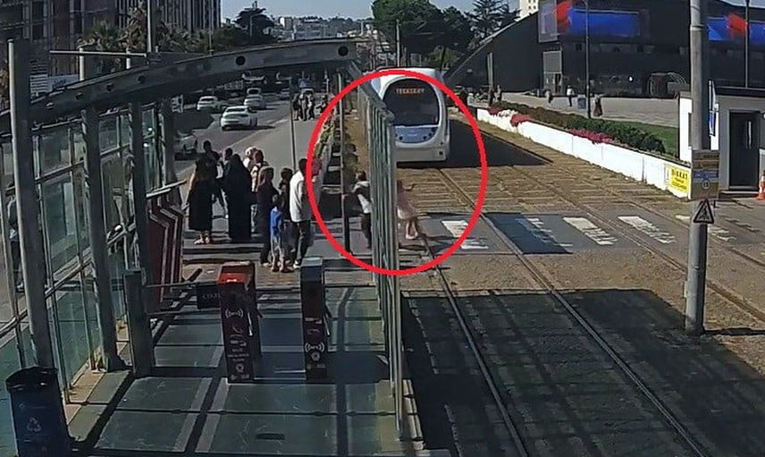 İstasyonda son anda müdahale: Samsun'da tramvay hattından kurtarılan çocuk