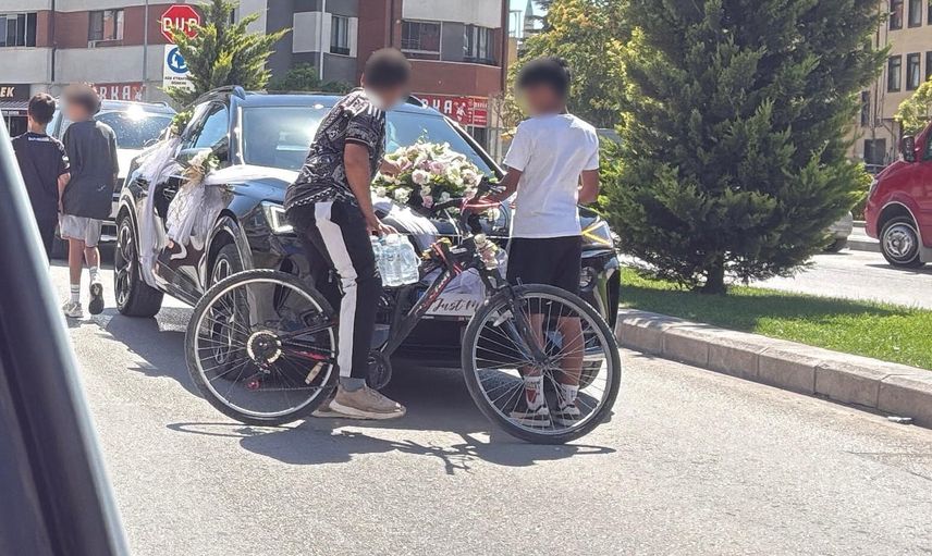 Düğün konvoyunun önü kesildi: bisikletli çocuklar trafiği tehlikeye attı