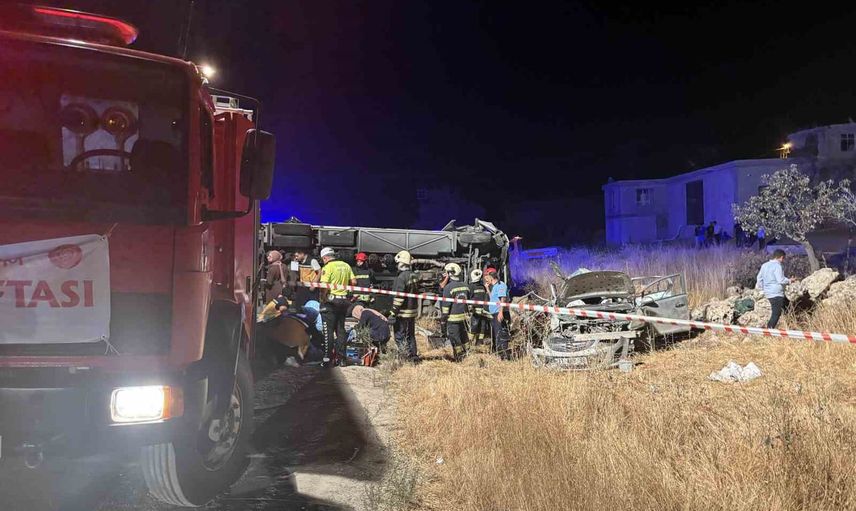 Gaziantep'in Nurdağı'nda minibüsle otomobilin çarpışması: 5 ölü, 13 yaralı