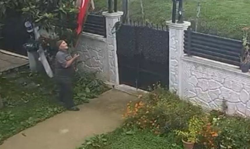 Sabahın ilk ışıklarında kapısına diktiği Türk bayrağıyla duygulandırdı