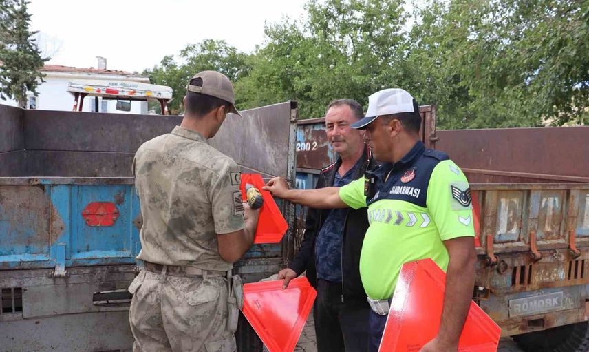 Kilis'te traktör güvenliği için sürücülere eğitim ve römorklara reflektör