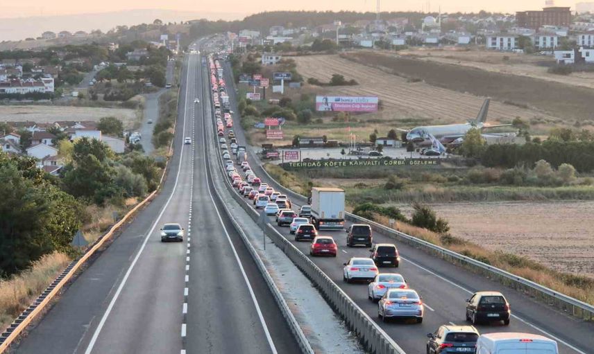 Hafta sonu sahile akın: İstanbul'dan Tekirdağ'a kilometrelerce araç kuyruğu