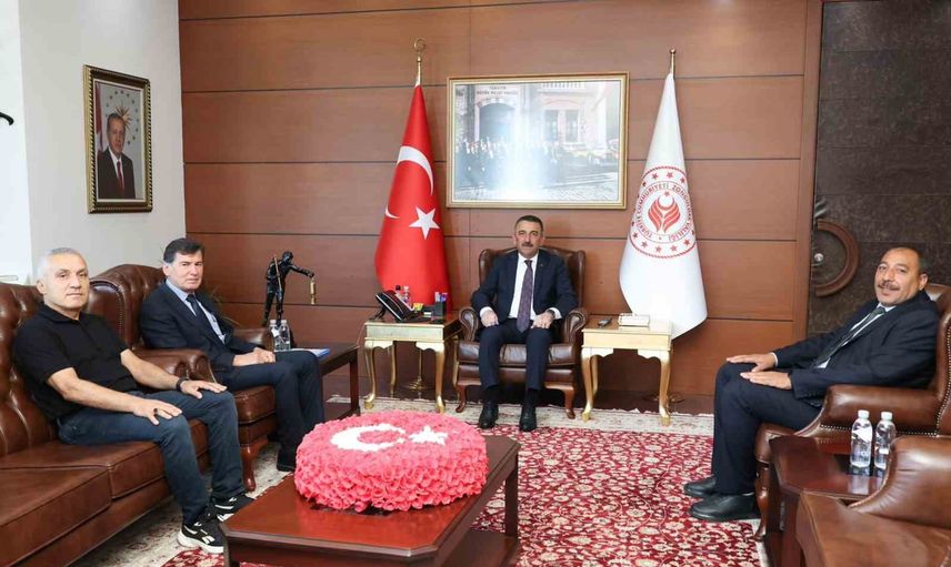 Vali saha çalışmalarını değerlendirerek Roman vatandaşlara erişimi güçlendirme yollarını ele aldı