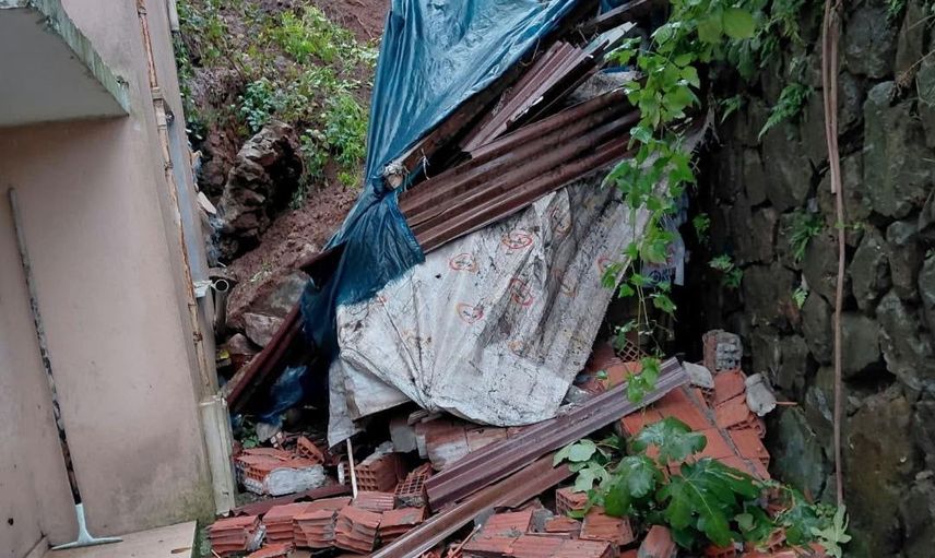 Kepez'te yamaç kaydı: evin bahçesi sürüklendi, alt kat balkon zarar gördü