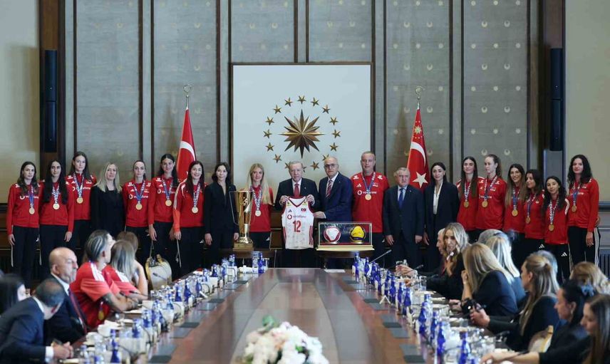 Cumhurbaşkanlığı'nda şampiyon voleybol takımlarına kabul