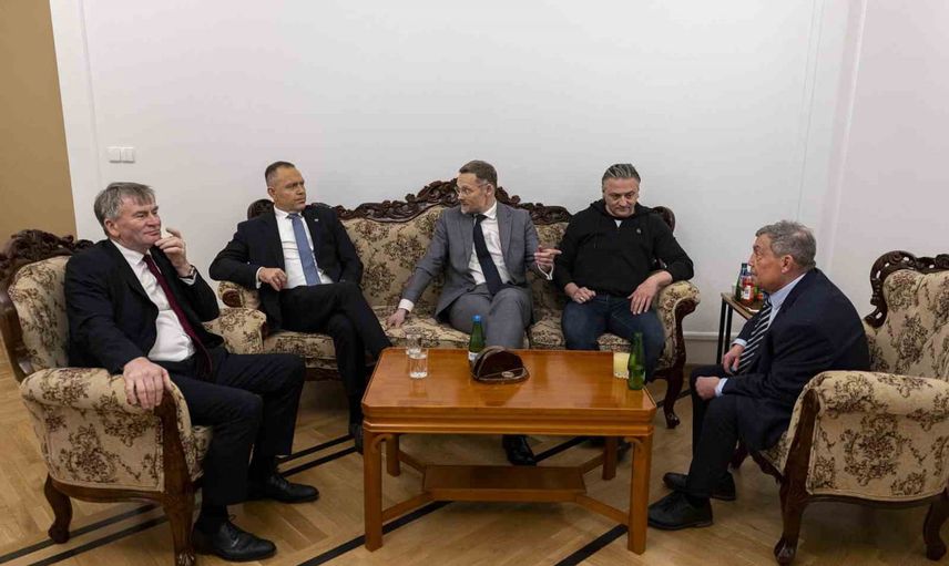 Cumhurbaşkanı Nawrocki ile Anayasa Mahkemesi başkan vekili arasında kapıda itişme