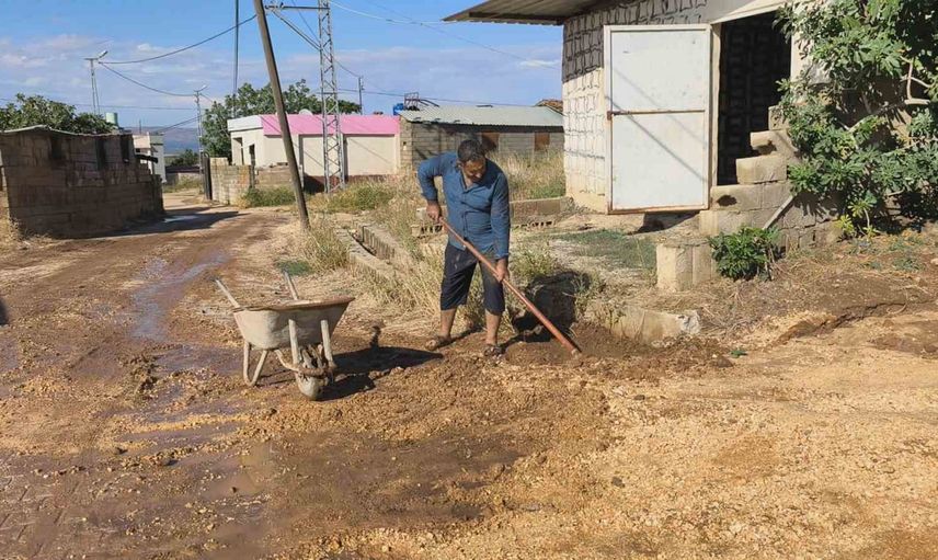 Hatay Reyhanlı'da aniden bastıran yağış tarım arazilerini vurdu