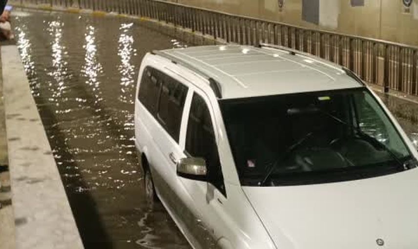 Pendik’te mazgalların tıkanması ulaşımı aksattı, minibüs alt geçitte kaldı