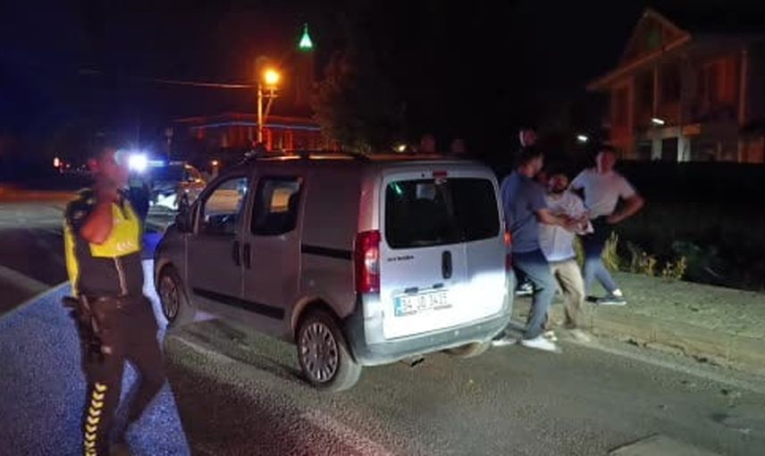 İnegöl'de kaldırıma çıkan araç yaralı bırakırken, olay yerinde basına saldırı girişimi yaşandı