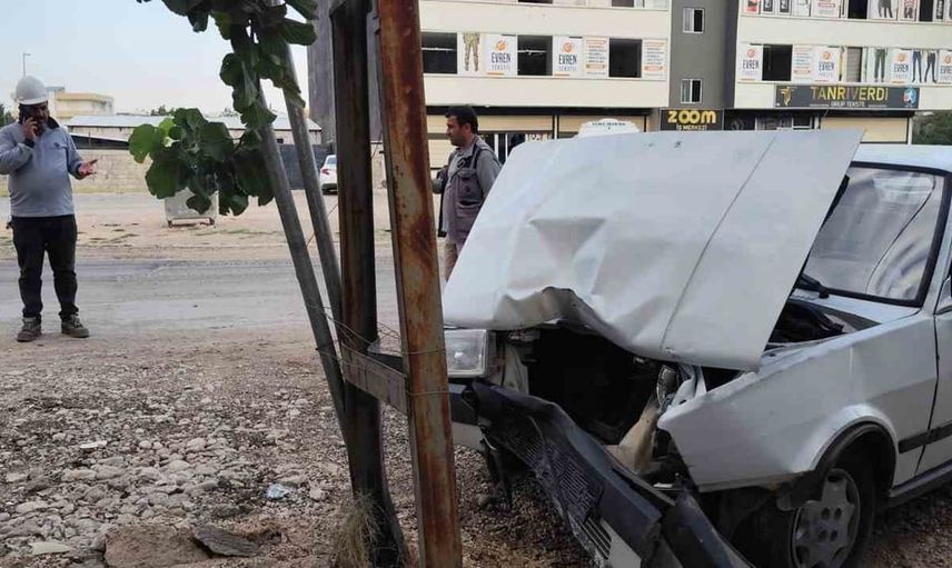 Kahta'da sürücü hakimiyeti kaybetti: elektrik direğine çarpan otomobilde iki yaralı