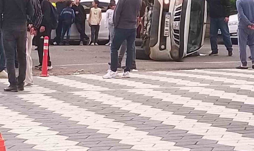 Bingöl'de otomobil ile pikap çarpıştı: pikap yan yatıp 2 kişi yaralandı