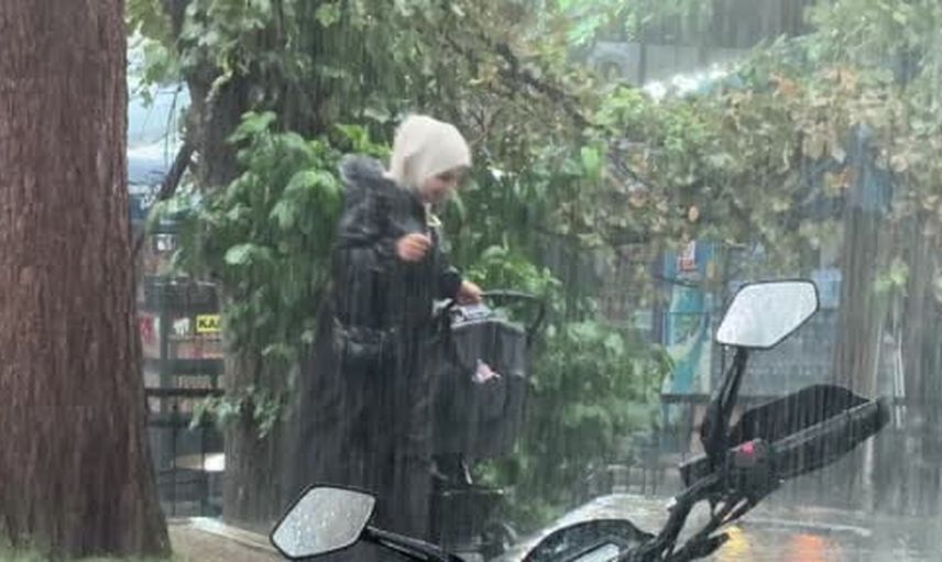 Bursa'da sokaklar yağmura teslim oldu, meteorolojiden fırtına uyarısı