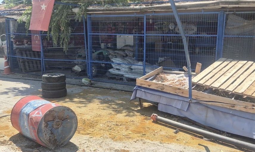 virajda kontrolü kaybeden otomobil bulvardaki iş yerine girdi
