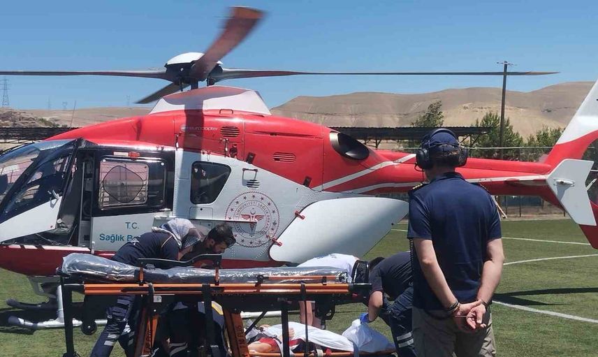Darende'de felç şüphesiyle izlenen 53 yaşındaki hasta hava ambulansıyla Malatya'ya sevk edildi