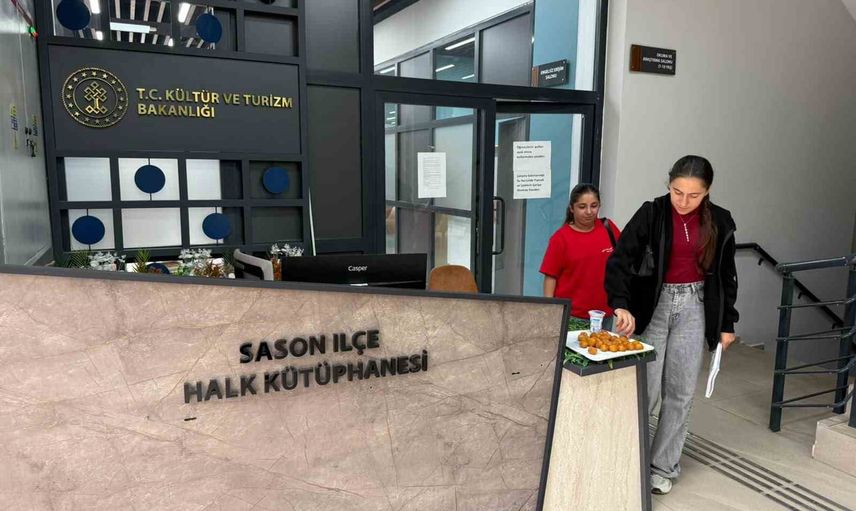 Sason kütüphanesinde kapıda tatlı ikramı öğrencileri cezbediyor