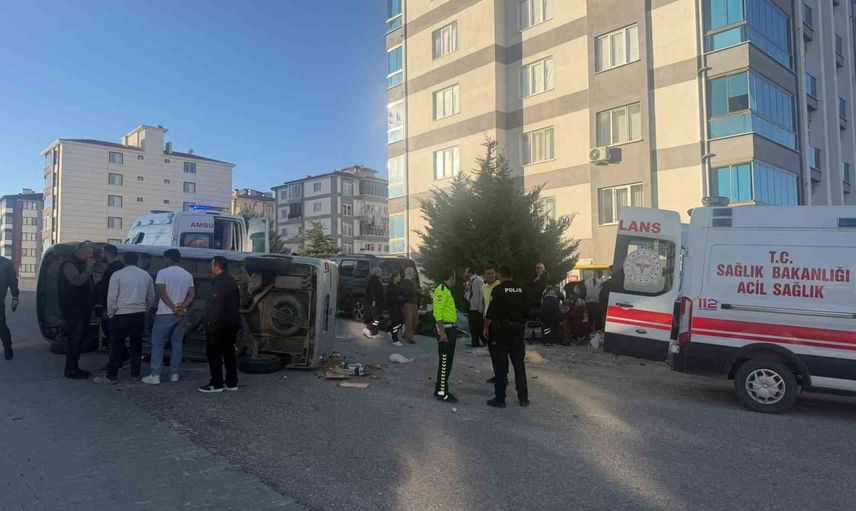 Sivrihisar'da minibüs ile otomobil çarpıştı: beş kişi hafif yaralandı