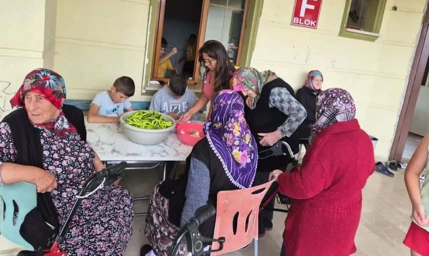 Sinop'ta çocuklar ve huzurevi sakinleri kış için omuz omuza turşu kurdu