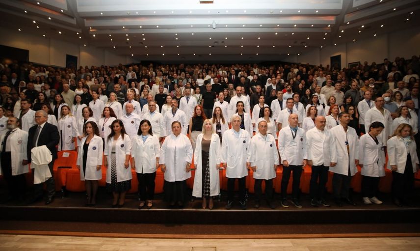 Akdeniz Üniversitesi'nde 330 hekim adayı vicdanı ön planda tutma sözüyle beyaz önlük giydi