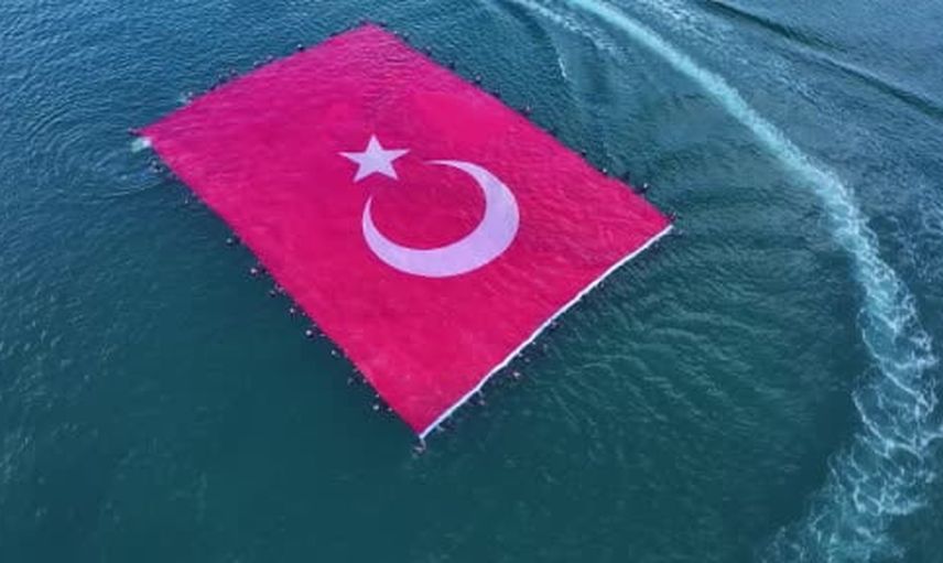 büyükçekmece körfezi'nde 660 metrekarelik ay-yıldız denizde açıldı