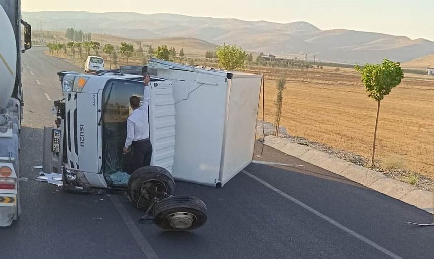 Hasankeyf’te kamyonet takla attı, iki kişi yaralandı