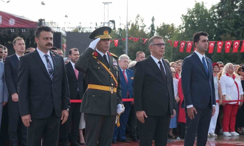 Tuzla sahilinde 30 ağustos coşkusu tören ve konserlerle sürdü