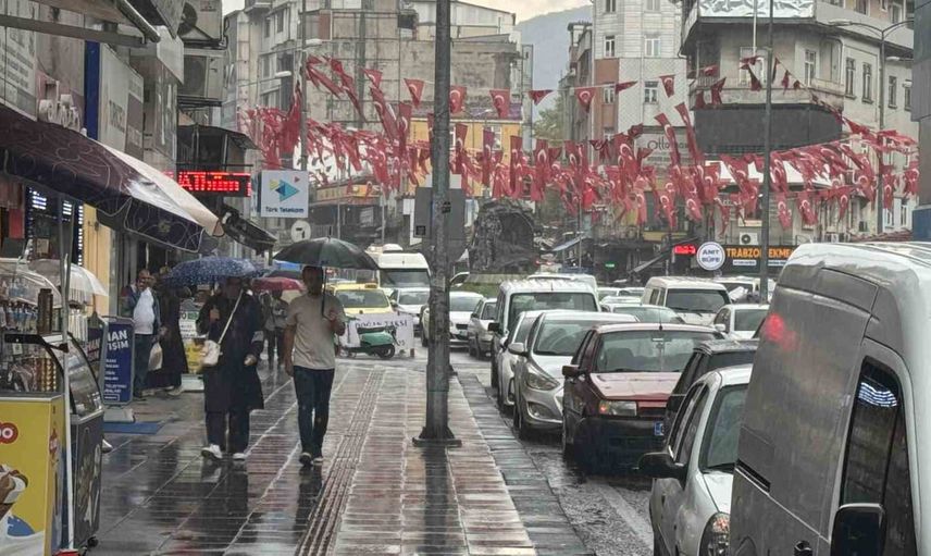 Kent merkezinde öğle sürprizi: Zonguldak'ta vatandaşlar yağmura sığındı