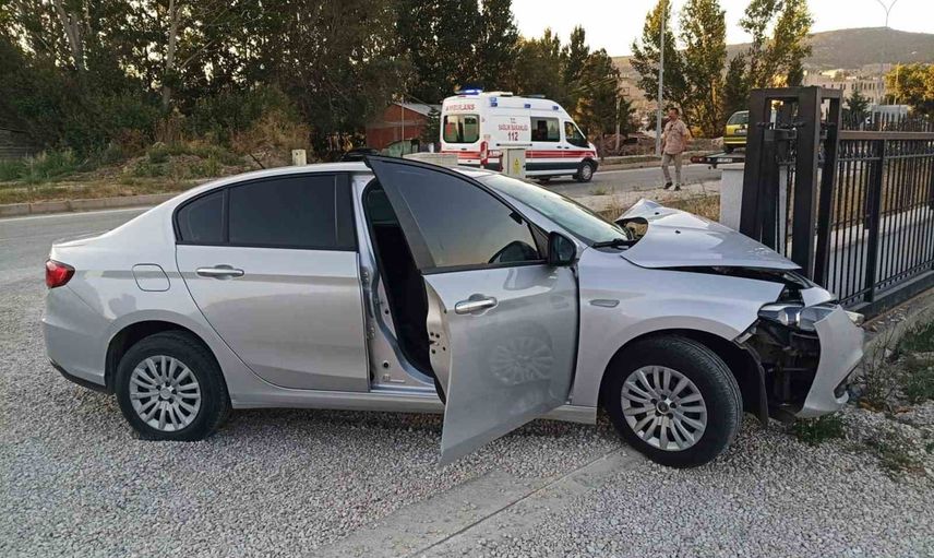 10 yaşındaki çocuk ağır yaralandı, araç demir kapıya çarptı