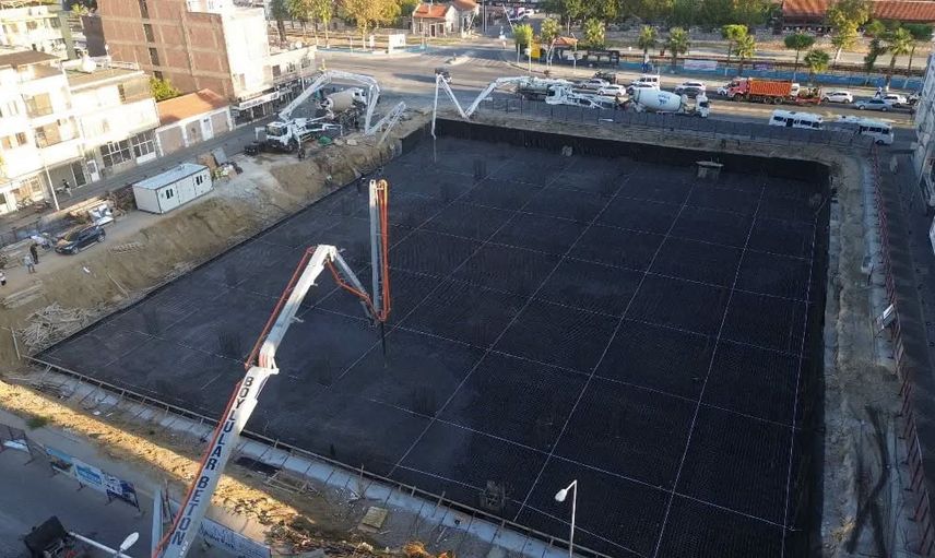 İncirliova’ya yeni hayat: Cumhuriyet Meydanı ve yeraltı otoparkında radye temel dökümü başladı