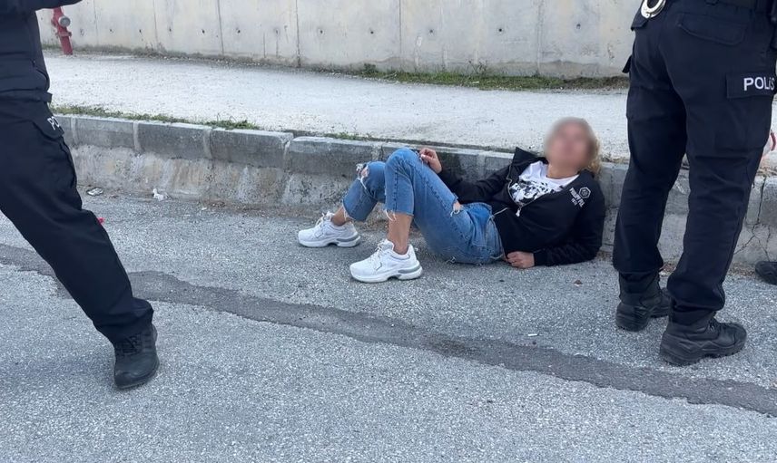Caddeye atlayan Ukrayna uyruklu kadın polisi alarma geçirdi