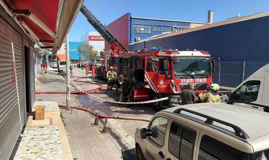 Avcılar'da tadilat sırasında pürmüz alevleri çatı katını sardı