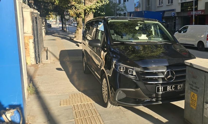 Resmi plakalı araç kaldırımda park ederek yayaları engelledi