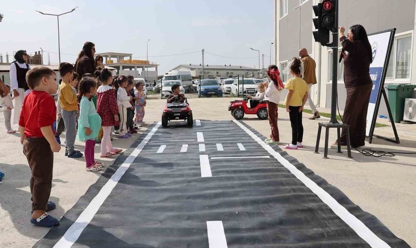 Hatay Büyükşehir Belediyesi miniklere trafik bilinci aşılıyor