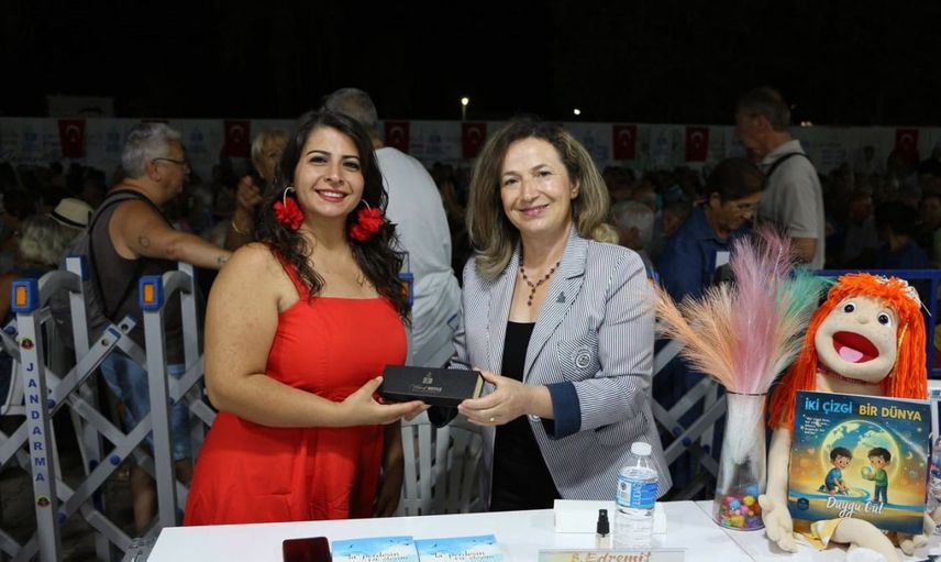 edremit kitap fuarı ikinci gününde edebiyat, bilim ve müziği bir araya getirdi