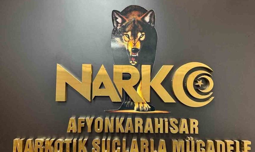 Kent girişindeki kontrol noktasında 594 uyuşturucu hapla yakalanan iki şüpheli tutuklandı