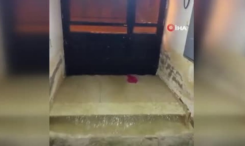 Cide'de gece başlayan sağanak sokakları ve ev girişlerini suyla doldurdu