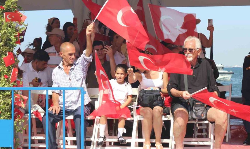 İzmir'de 30 Ağustos zafer bayramı coşkuyla kutlandı