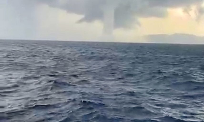 Bodrum açıklarında deniz üzerinde beliren hortum kısa sürede etkisini yitirdi