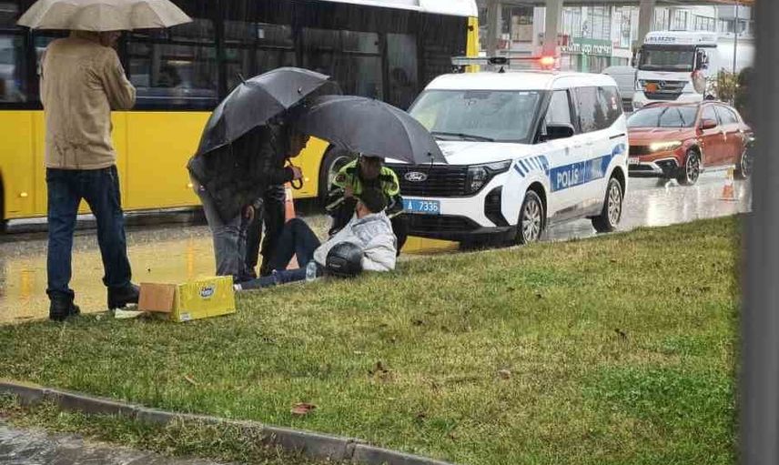trafik polisi yağmur altında yaralı sürücüyü şemsiye ile korudu