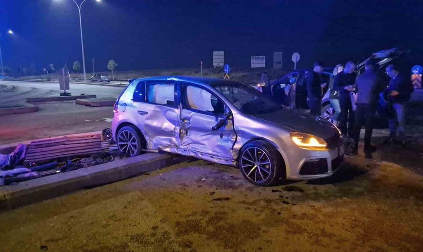 Gece yarısı kavşakta çarpışma: araçlar hurdaya döndü, üç yaralı